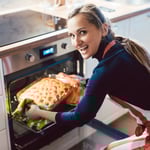 Lachelnde Frau und Backhofen