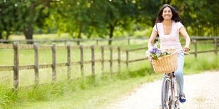 Frau Fahrrad mit Blumen