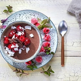 Geeiste Schokocreme mit Himbeeren