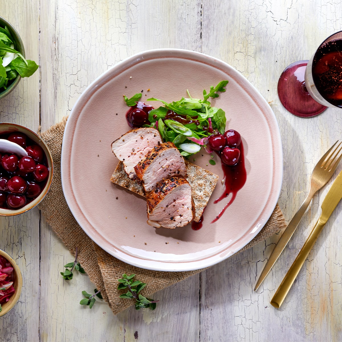 Kalbsfilet mit Zwiebel-Kirschragout und Rucola Salat | Natreen DE